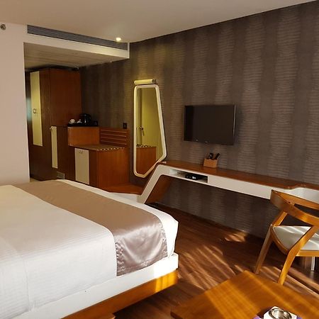 The Blooms Cochin Hotel Kochi Luaran gambar
