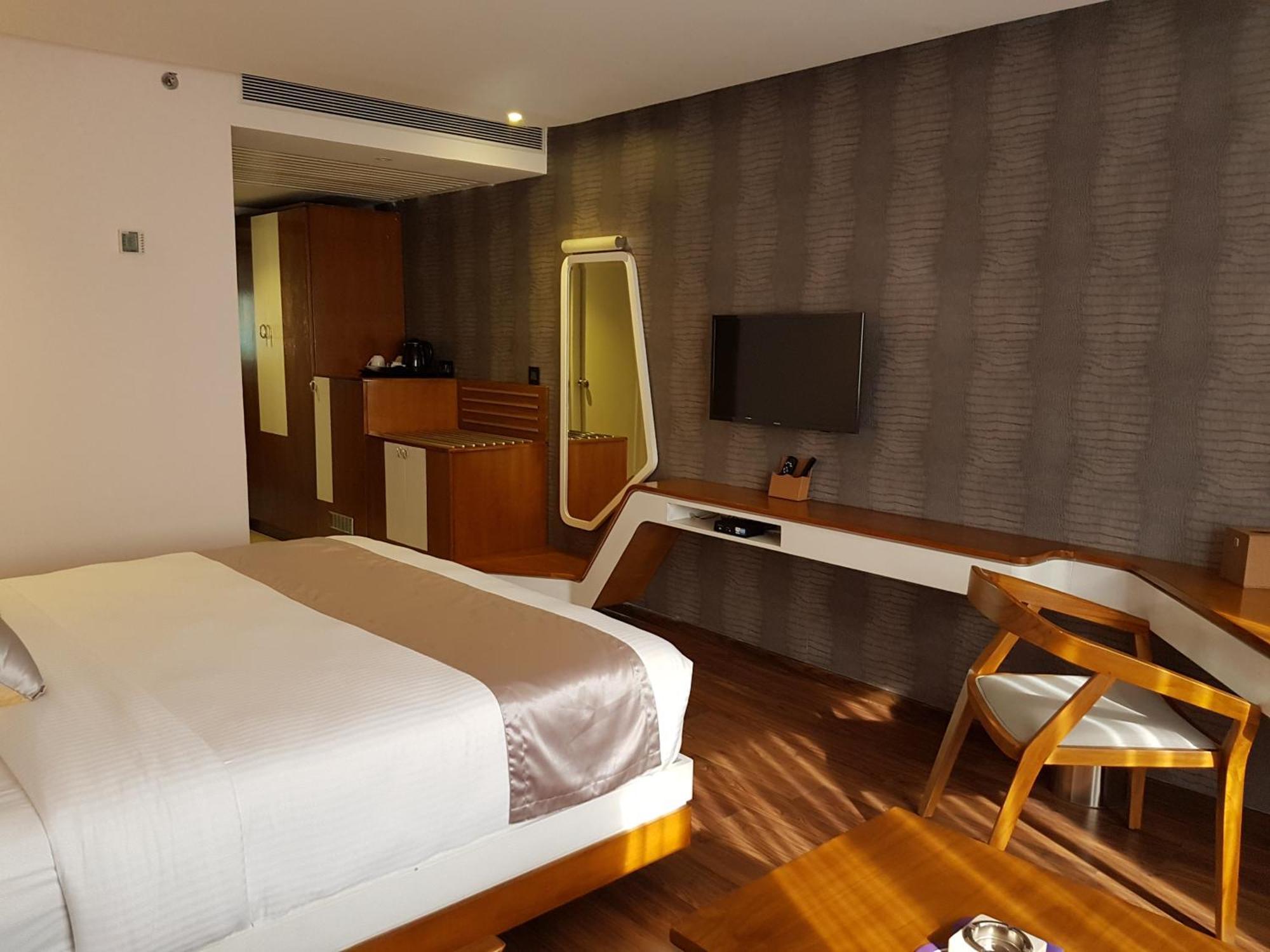 The Blooms Cochin Hotel Kochi Luaran gambar